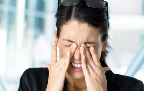 為何會有“眼屎”？提醒：眼屎一旦增多，出現2種情況，儘早就醫