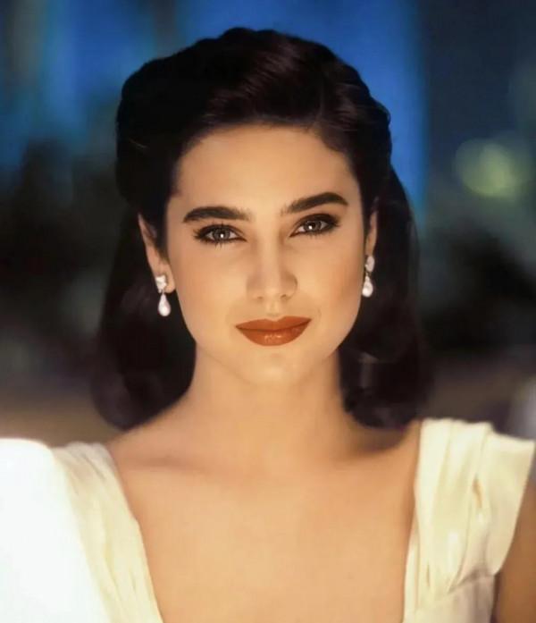 穿越歐洲的世紀美貌，地球球花莫妮卡年輕容顏無人超越