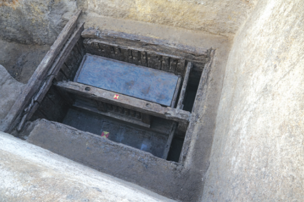 山東一古墓出現金龍玉席,其中還有一刀一劍,墓主人嘴中含有龍珠 山東一古墓出現金龍玉席,其中還有一刀一劍,墓主人嘴中含有龍珠