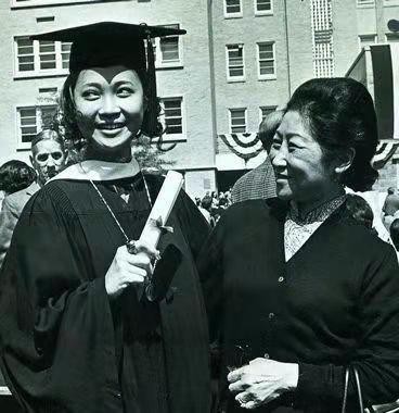 影后蕭芳芳：與李連杰親如母子，是謝霆鋒老爸一輩子得不到的女人