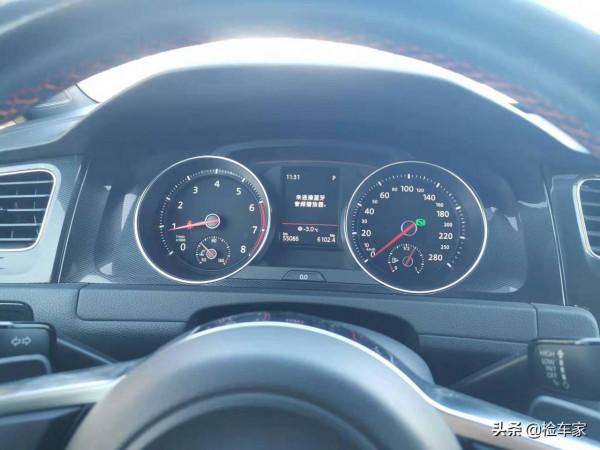 15萬入手16款高爾夫GTI，老哥：倒車標誌會翻轉，好神奇