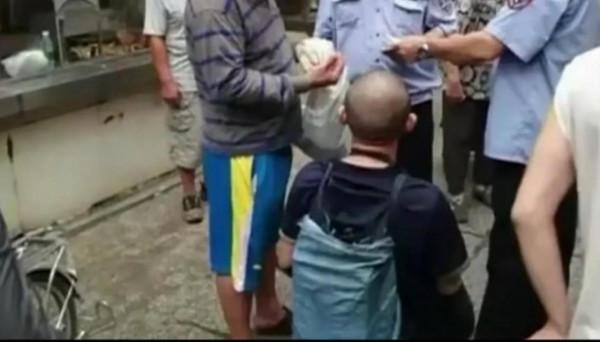 他因一次打架精神失常，離家時四肢健全，回家時雙腳已被卸下