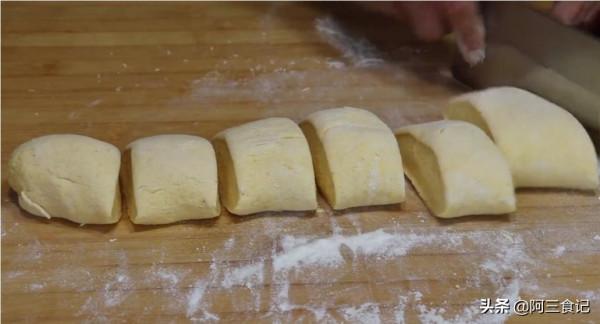 玉米麵里加1袋酸奶,開水一燙,這樣做百吃不厭,真是太香了 玉米麵里加1袋酸奶,開水一燙,這樣做百吃不厭,真是太香了