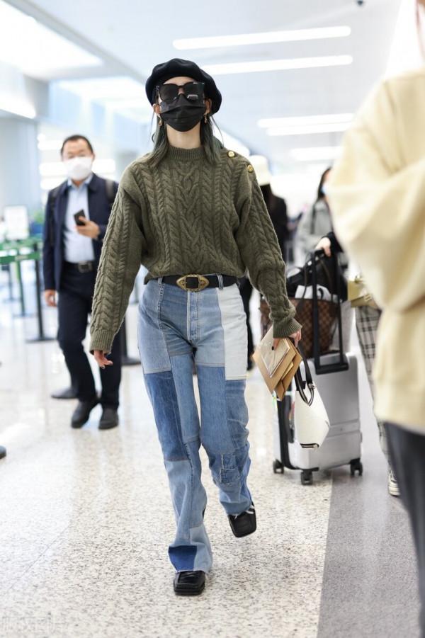 孟美岐穿墨綠色絞花毛衣搭配拼接直筒牛仔褲,戴貝雷帽溫暖時髦 孟美岐穿墨綠色絞花毛衣搭配拼接直筒牛仔褲,戴貝雷帽溫暖時髦