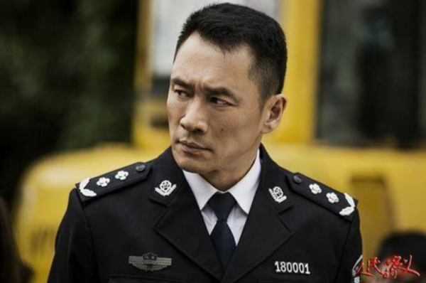 “武松”丁海峰，娶普通妻子相愛30年，兒女雙全惹人羨