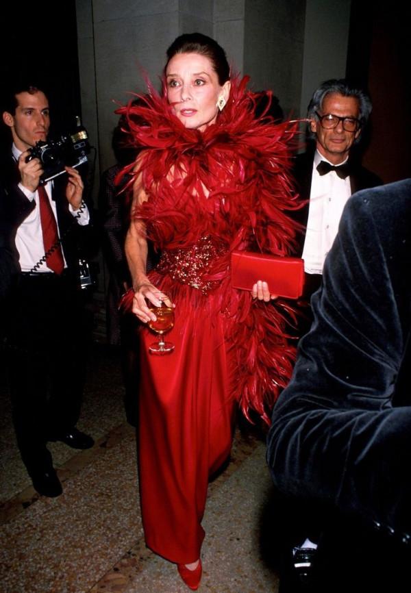 赫本和格蕾絲·凱利造型全方位對比:從銀幕穿搭到私服,你pick誰 赫本和格蕾絲·凱利造型全方位對比:從銀幕穿搭到私服,你pick誰