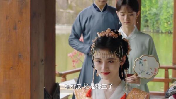 造型不夠掛墜來湊，鞠婧禕古裝標配：愛豆妝+掛墜，雞毛也當髮飾