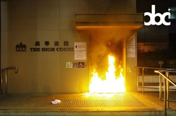 香港這群假毛,現在開始繡紅旗了? 香港這群假毛,現在開始繡紅旗了?