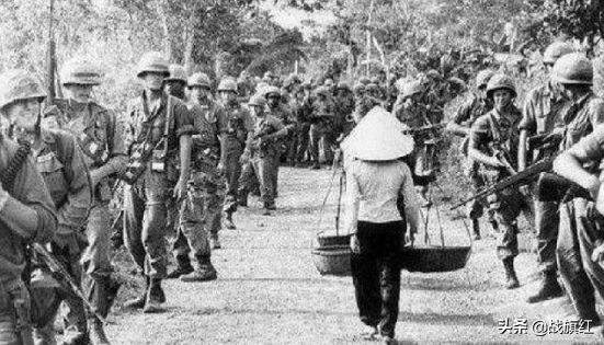 解放軍路過越南村莊，農婦照常幹活，戰士忽然喊：對方有槍