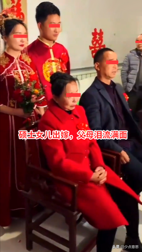 碩士女兒終於出嫁，全村趕來送別，父母全家照前淚流滿面