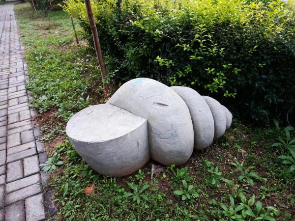 逸起去參觀小動物石像