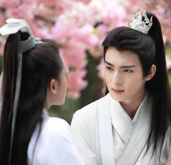 一部輕鬆下飯的高顏值奇幻甜寵劇來了，帥氣男愛上呆萌可愛女