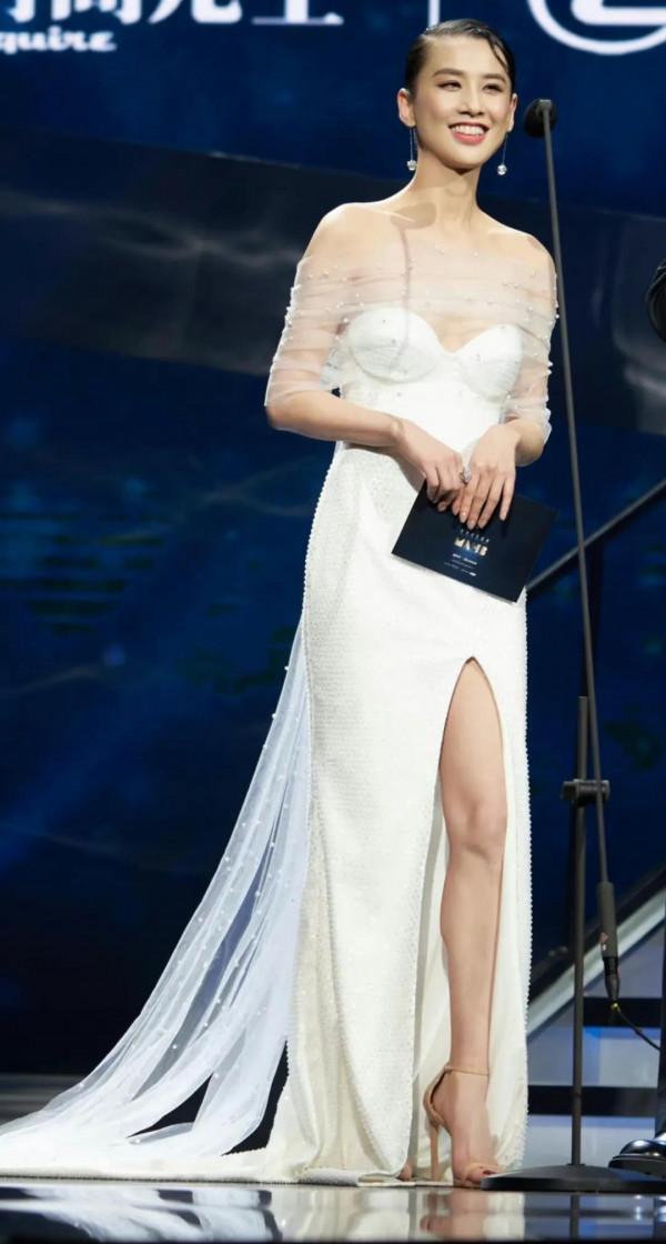 黃聖依迷人的開叉長裙，穿出成熟女人的韻味，魅力不可擋