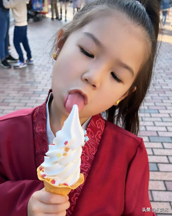 鍾麗淇一家四口去主題樂園遊玩為患罕見基因病的大女兒慶生