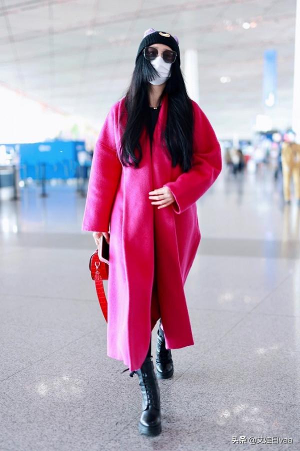 范冰冰罕走機場！穿玫紅色大衣氣質好拽，不走溫柔風酷到快認不出