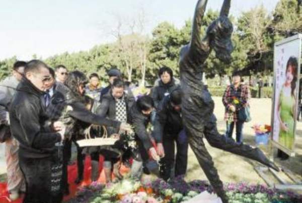 黃曉明初戀,“京城四少”汪雨的摯愛,李鈺病逝為何穿婚紗下葬? 黃曉明初戀,“京城四少”汪雨的摯愛,李鈺病逝為何穿婚紗下葬?