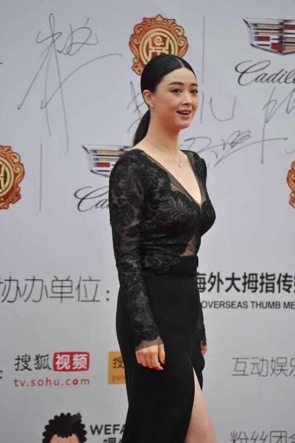 蔣欣敗給了自己的骨架，穿黑色禮裙顯得身材有點寬，但氣質感不差