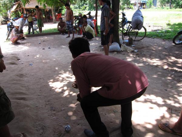 小夥獨自騎行柬埔寨,在小鎮斯昆落淚了,兩位中國英雄曾在此犧牲 小夥獨自騎行柬埔寨,在小鎮斯昆落淚了,兩位中國英雄曾在此犧牲