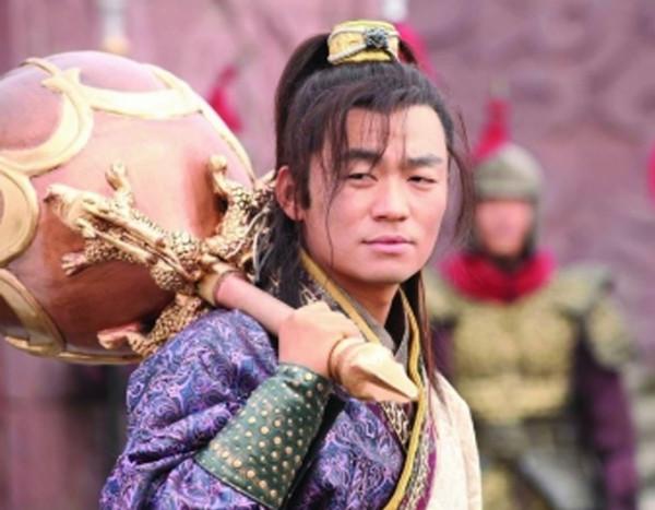 隋朝著名大將，一刀砍下了李元霸的頭，天生雙瞳被隋煬帝忌憚