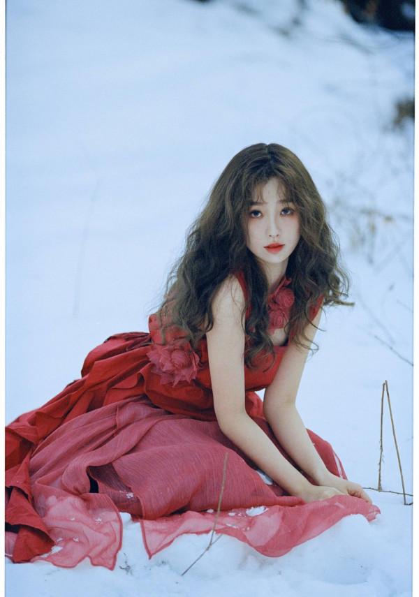 虞書欣生日拍美照，大雪地裡穿吊帶裙扮“在逃公主”，真是不怕冷