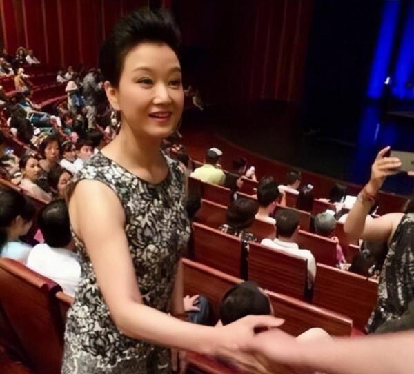 55歲宋祖英的妝容告訴我們:“含有笑意的眼妝太適合小眼睛的你” 55歲宋祖英的妝容告訴我們:“含有笑意的眼妝太適合小眼睛的你”