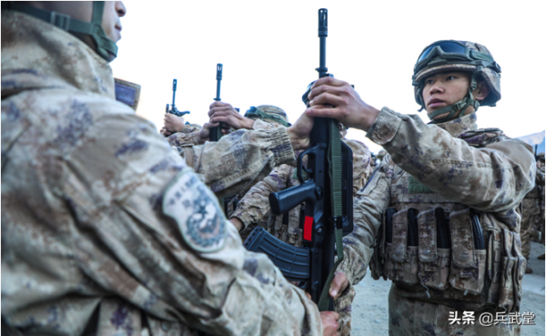 西藏合成旅秋季新兵授裝?全套星空迷彩配95式步槍,鋼多氣也足 西藏合成旅秋季新兵授裝?全套星空迷彩配95式步槍,鋼多氣也足