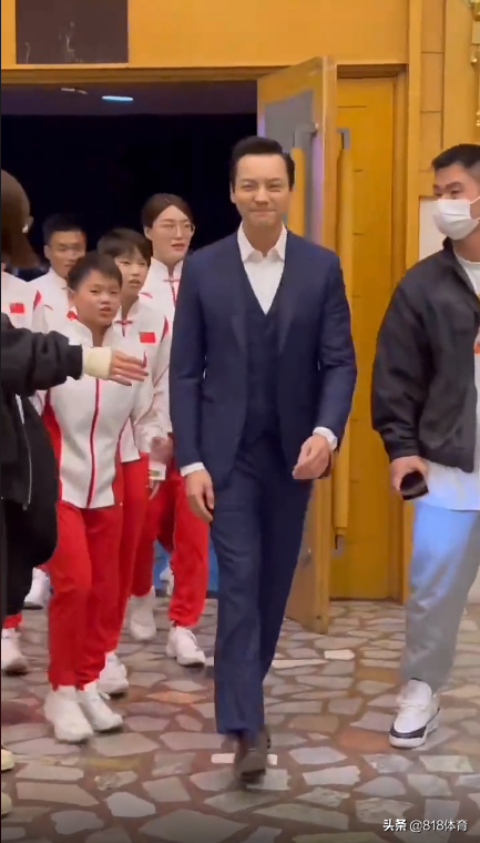 社交牛逼症!全紅嬋追星男神陳偉霆,自來熟講粵語,王涵:紅姐你去哪 社交牛逼症!全紅嬋追星男神陳偉霆,自來熟講粵語,王涵:紅姐你去哪