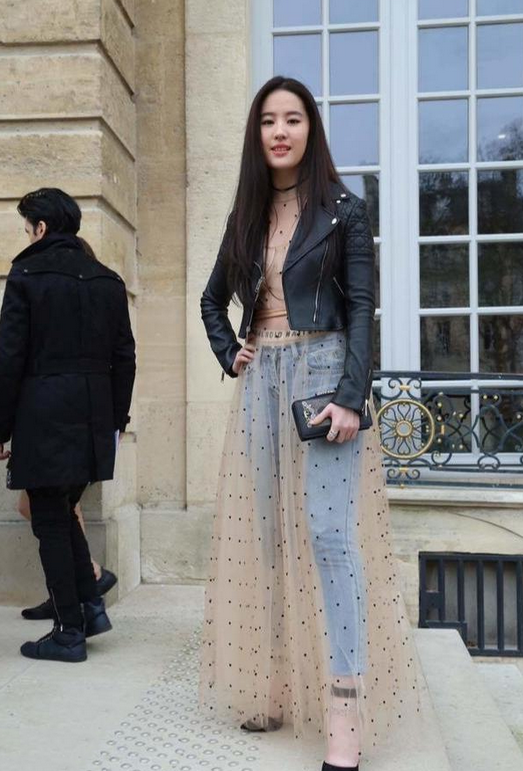 劉亦菲品味真不一般,薄紗裙內搭牛仔褲,不僅不醜反倒洋氣又個性 劉亦菲品味真不一般,薄紗裙內搭牛仔褲,不僅不醜反倒洋氣又個性