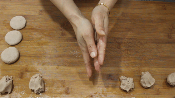 花生米別再炸了，加一碗麵粉變成餅，香酥清脆，營養早餐少不了