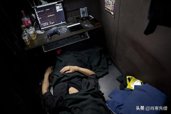 一位29歲的日本白領住在網咖，每月4000元租金，一住就是5年