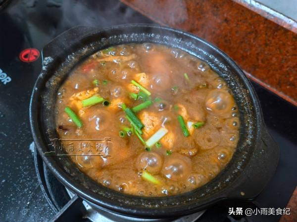 天冷了，多給孩子做這菜吃，先炸後煲營養又解饞，上桌孩子搶著吃