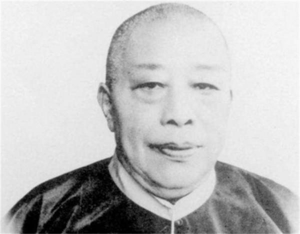 戴笠請50個漢奸吃飯，坐下後，他說：現在公開逮捕名單