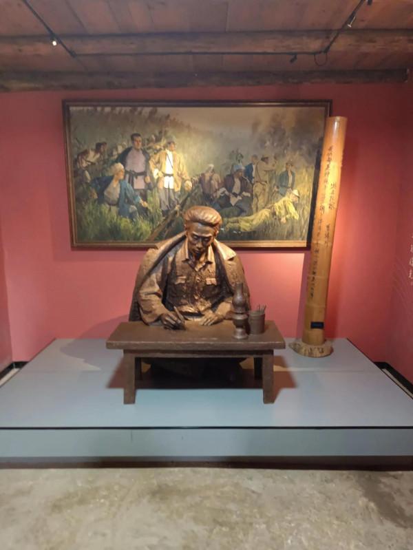 遙寄一年茫碌伴，清輝高照景豐行