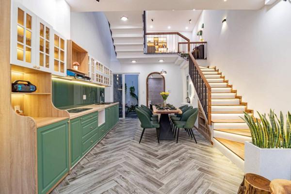 220㎡兩層別墅，上有露臺花園下有入戶庭院，無複雜裝修無比愜意