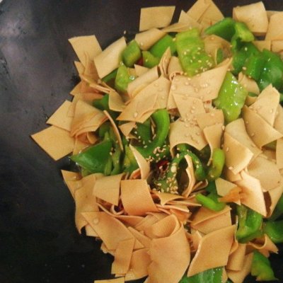 週末和美味的爽口下飯菜——青椒尖椒炒豆腐皮更配哦 週末和美味的爽口下飯菜——青椒尖椒炒豆腐皮更配哦