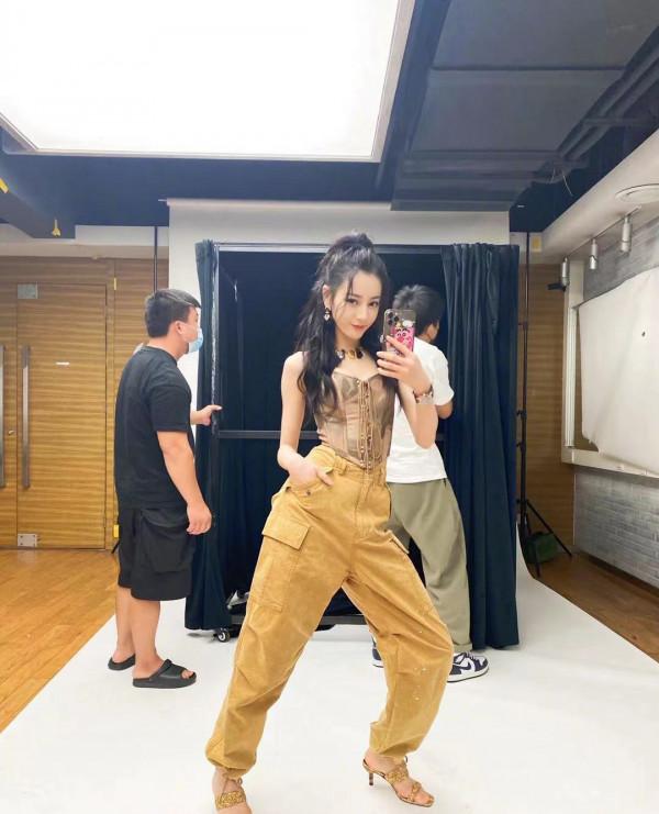 迪麗熱巴這一身還挺有高質量人群範兒，適合愛美的小姐姐借鑑