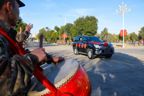 敬禮！第71集團軍組織退役士兵向軍旗告別儀式