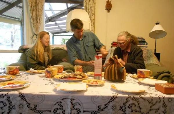 農村小夥子娶俄羅斯美女為妻，婚後生了男孩岳父獎勵一輛豪車