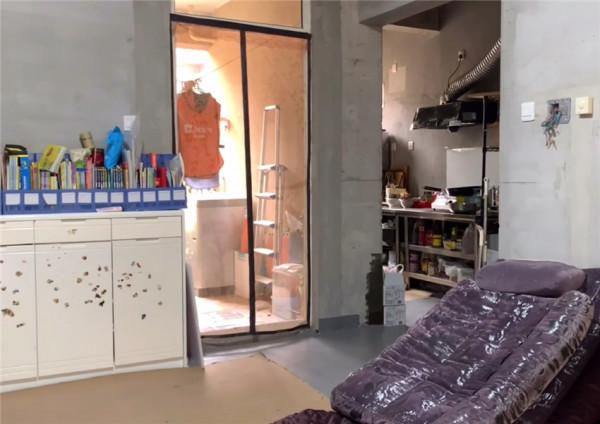 杭州老哥“窮裝”4室毛坯房,三口人住四面水泥牆的家,低欲生活 杭州老哥“窮裝”4室毛坯房,三口人住四面水泥牆的家,低欲生活