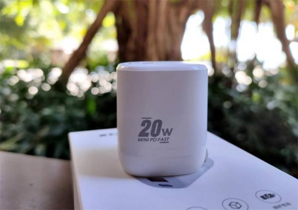 可同時快充兩臺裝置的精緻小巧充電器-南卡C2 20W迷你PD充電器