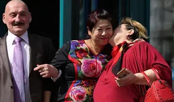 俄羅斯美女倒追中國窮小夥，不要彩禮也要嫁，沒車沒房仍幸福至今