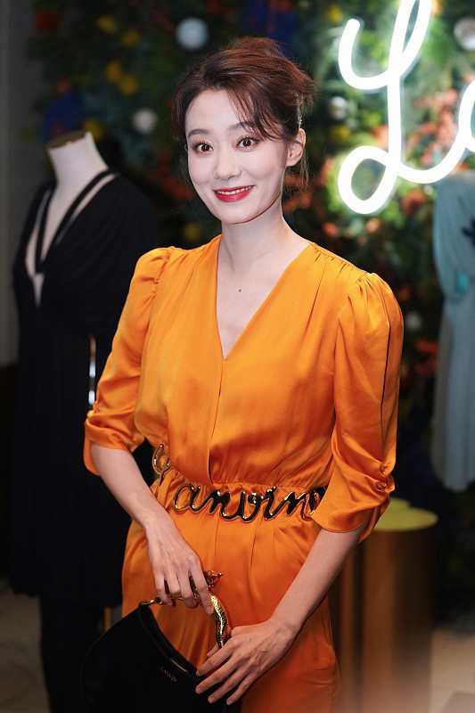 “媽系女星”張小斐生圖真美，穿亮橘色連衣裙好貴氣，挺有豪門感