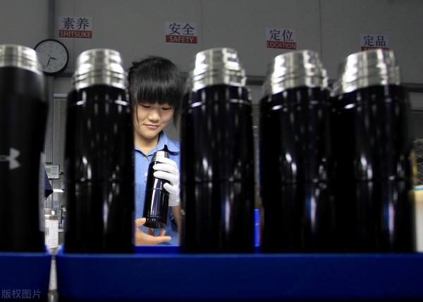 19種保溫杯遭央視曝光！重金屬超標熱水進“毒水”出，家長需謹慎