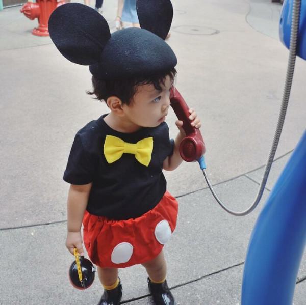 可愛的孩子們穿著媽媽為他們製作的手工服裝 可愛的孩子們穿著媽媽為他們製作的手工服裝