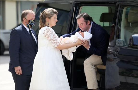 盧森堡王室公開聖誕照，斯蒂芬妮穿紅色喜慶，小王子對鏡笑容燦爛