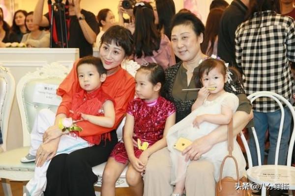 陳浩民真有福氣,嬌妻蔣麗莎穿橘色上衣配闊腿褲時髦幹練,超好看 陳浩民真有福氣,嬌妻蔣麗莎穿橘色上衣配闊腿褲時髦幹練,超好看