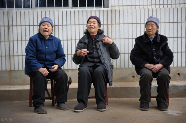 人到晚年，靠得住的是金錢還是親情？三個老人說出了實話