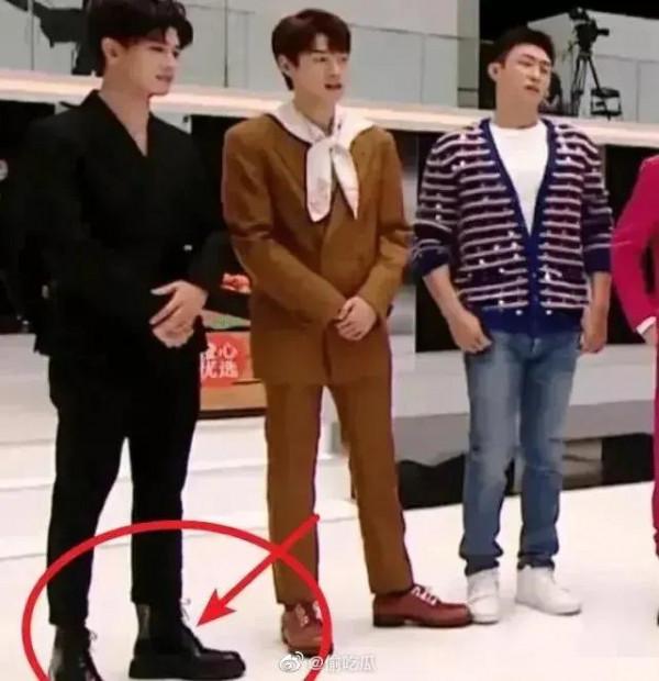 拍個戲就差踩高蹺了，搭戲的演員不曉得會不會跳戲哦