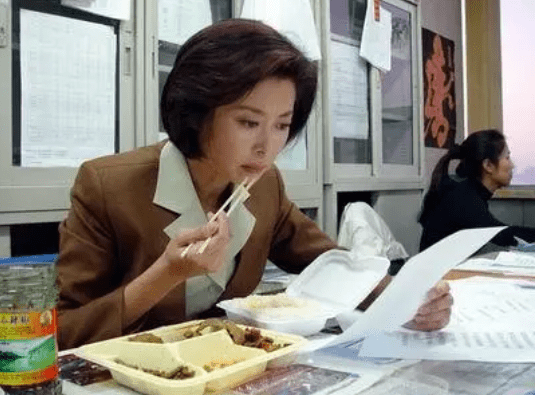 國民大姐敬一丹:26歲嫁初戀,老公是億萬富商,女兒嫁蘇格蘭小夥 國民大姐敬一丹:26歲嫁初戀,老公是億萬富商,女兒嫁蘇格蘭小夥