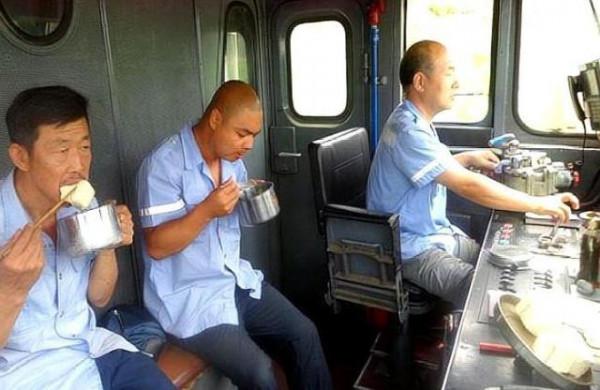 火車有時一開就20多小時,司機不困嗎?或許這些“秘密”你不知道 火車有時一開就20多小時,司機不困嗎?或許這些“秘密”你不知道